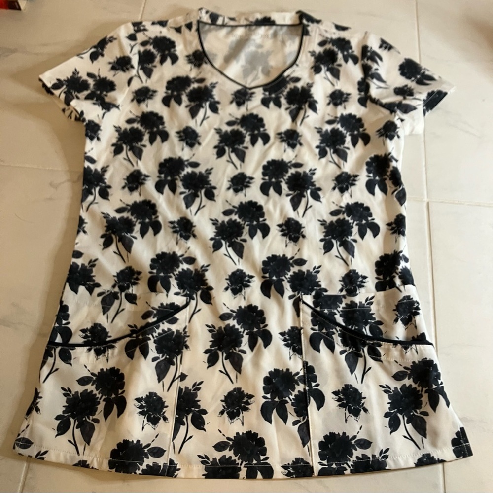 Scrubletics Floral Black and White scrubs Top. Pockets. EUC!